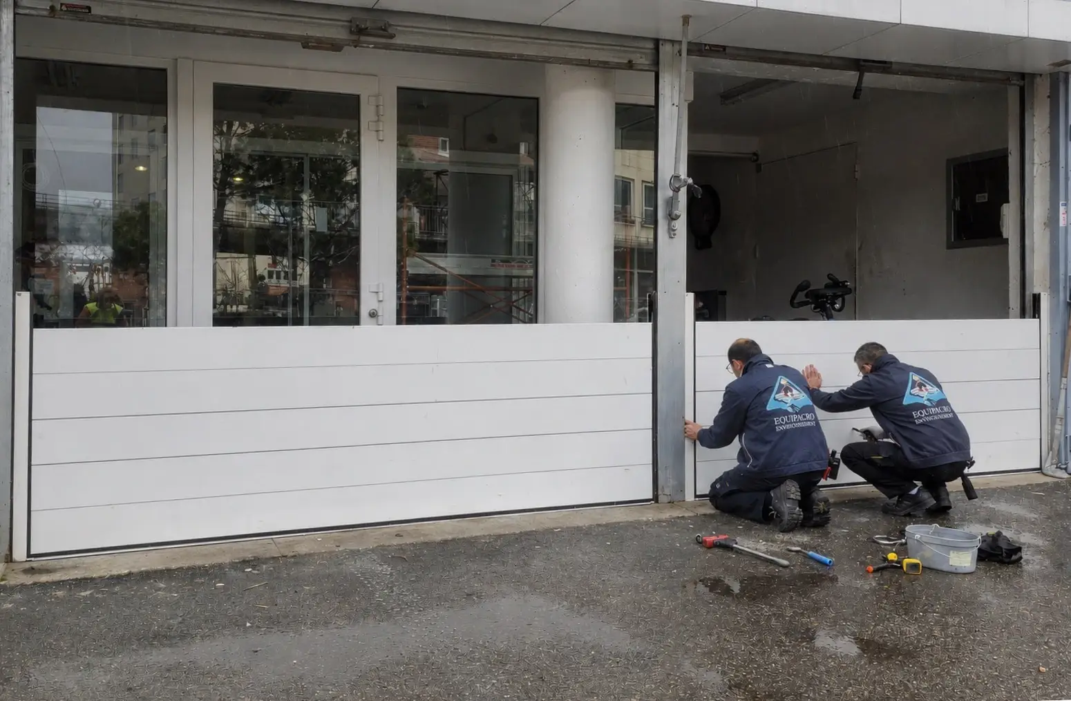 Técnicos de Equipagro Environnement instalando una barrera antiinundación