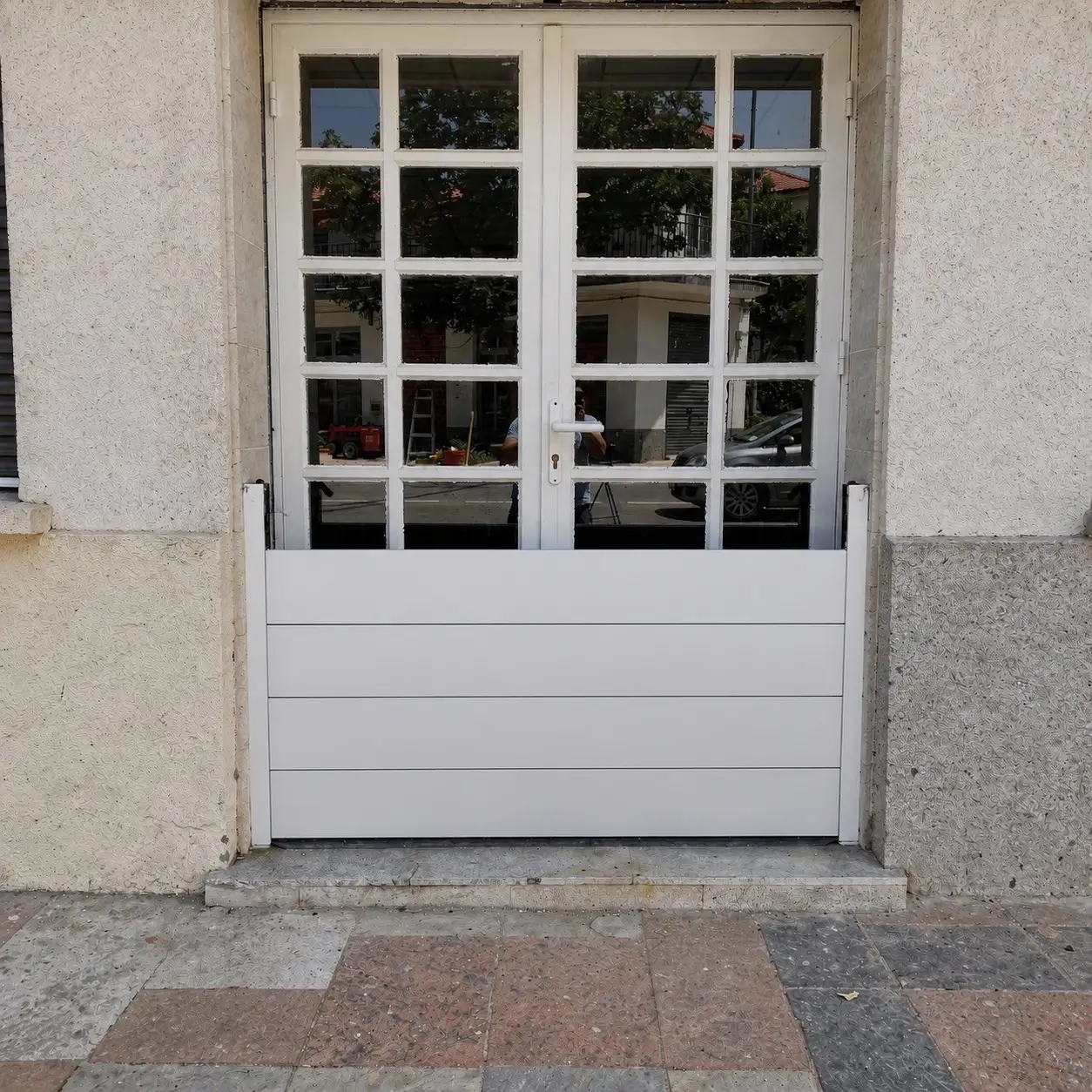 Barrera apilable delante de una puerta de terraza