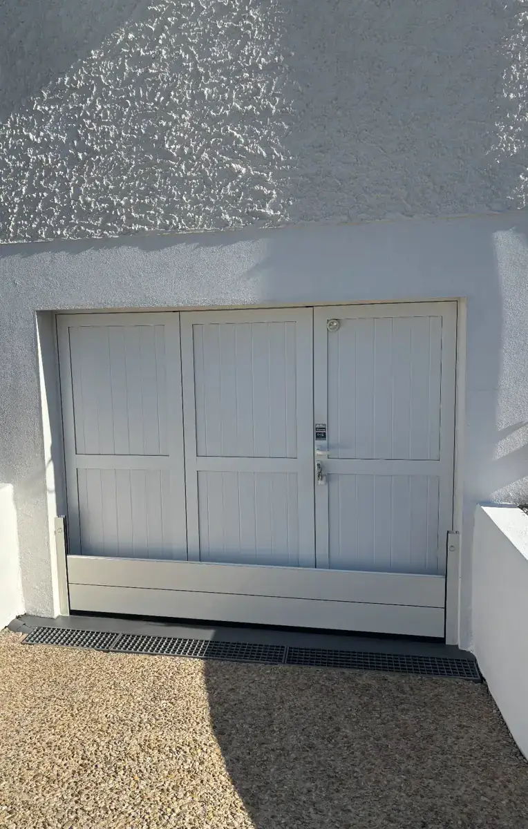 Barrera antiinundación instalada en una puerta de garaje blanca