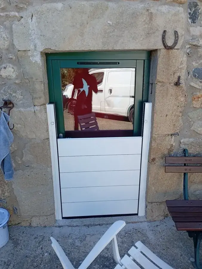 Barrera instalada en una vivienda de piedra