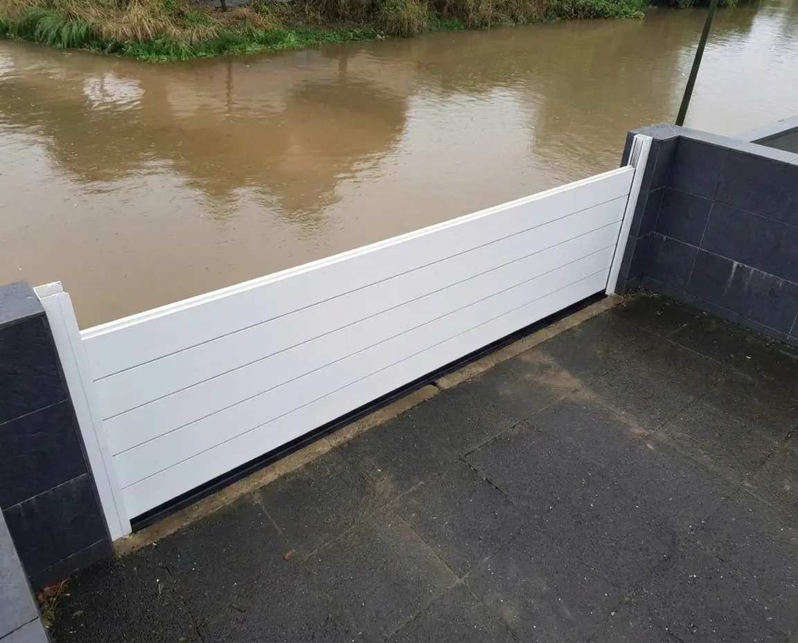 Barrera antiinundación Equipagro conteniendo la crecida de un río frente a una terraza