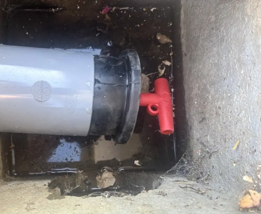 Válvula antirretorno instalada en una arqueta