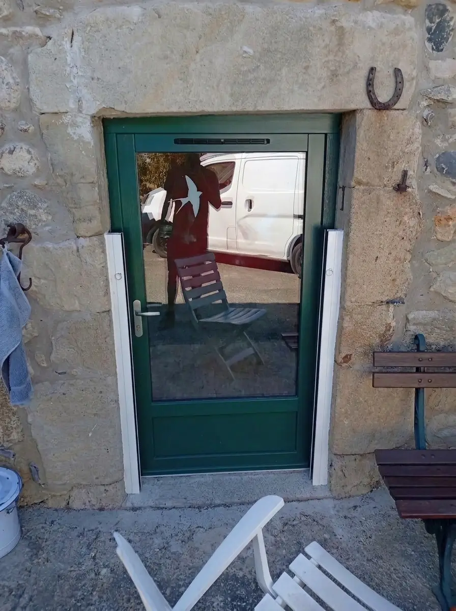Guías de aluminio atornilladas a cada lado de una puerta de entrada