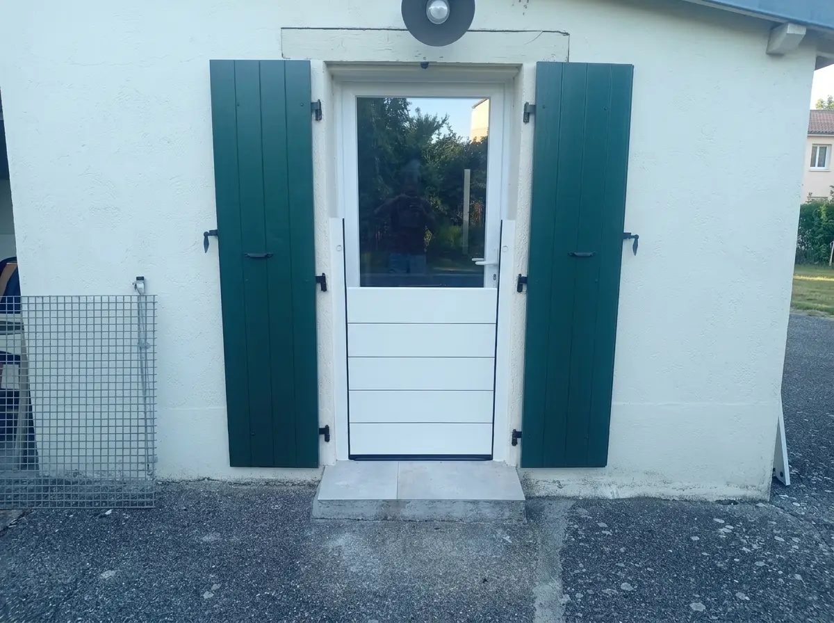 Lamas de la barrera apiladas en las guías de una puerta de vivienda